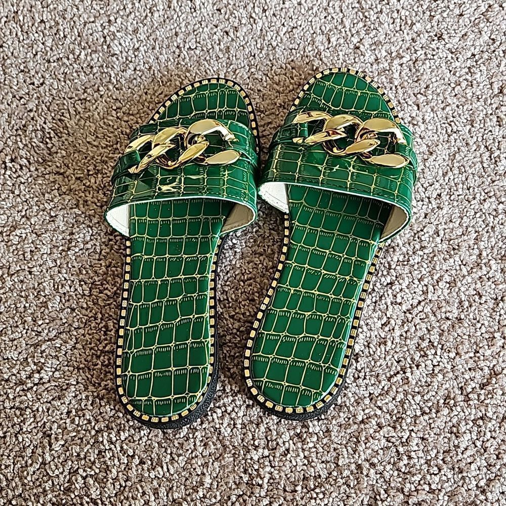 NWOT Emerald green flat outdoor slippers with gold metal chain